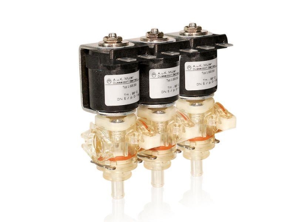A.u.K. Müller Blockventil 24 Volt DC 3-fach Stutzen rechts 01.1005.316 Spengler